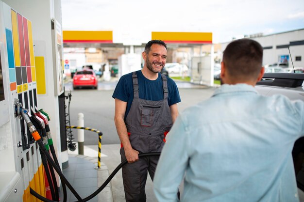ガソリンスタンドで時間を過ごす人々