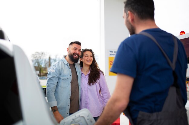 ガソリンスタンドで時間を過ごす人々