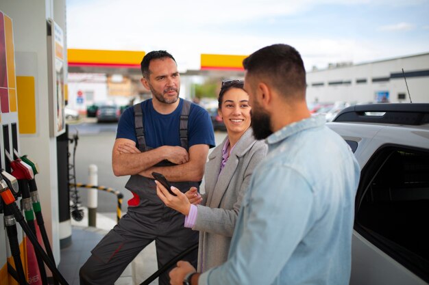 ガソリンスタンドで時間を過ごす人々