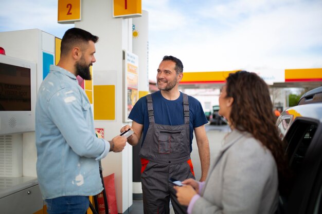 ガソリンスタンドで時間を過ごす人々