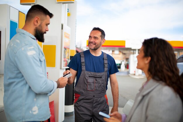 ガソリンスタンドで時間を過ごす人々