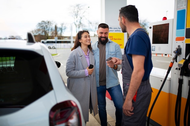 ガソリンスタンドで時間を過ごす人々