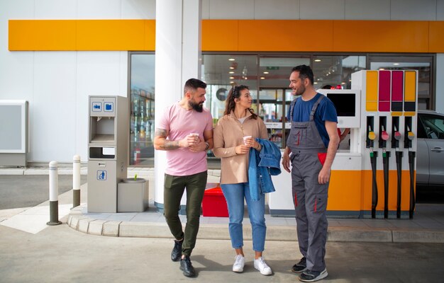 ガソリンスタンドで時間を過ごす人々
