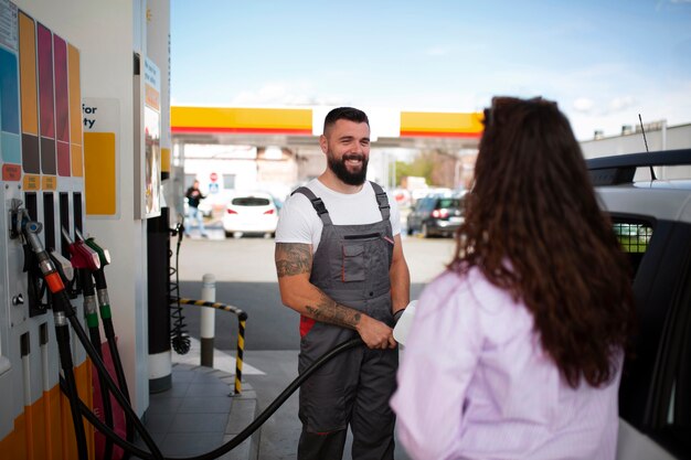 ガソリンスタンドで時間を過ごす人々