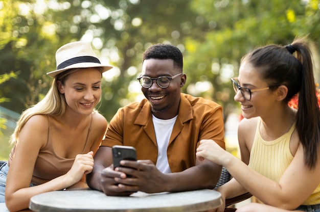 Foto gratuita persone che trascorrono del tempo insieme all'aperto