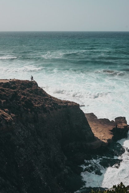 Бесплатное фото Люди, стоящие на скале в дневное время