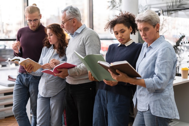 Foto gratuita persone che studiano insieme tiro medio