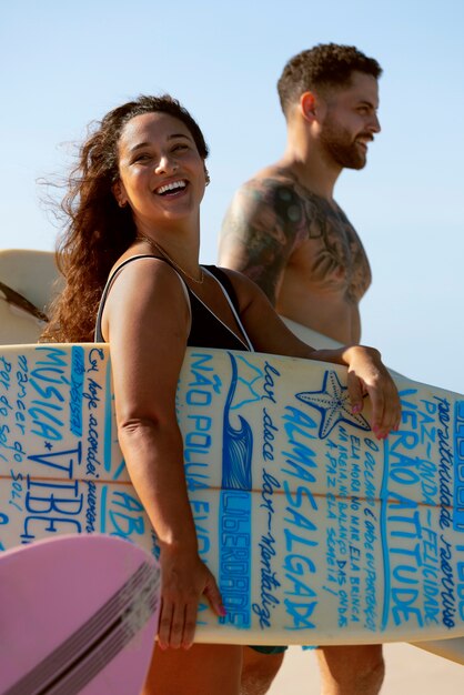 Люди, занимающиеся серфингом в Бразилии
