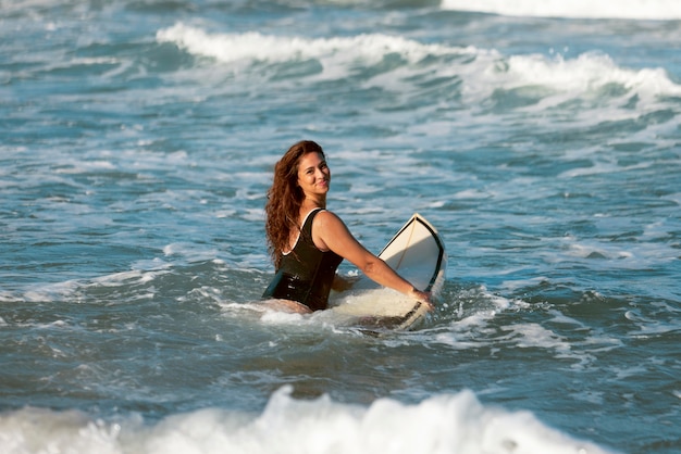 Foto gratuita persone che fanno surf in brasile