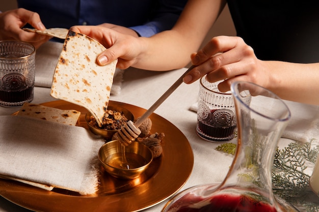 Foto gratuita persone a tavola che si godono una festa per il primo giorno del seder pasquale