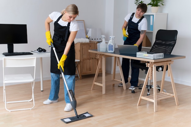 Foto gratuita persone che si occupano delle pulizie degli uffici