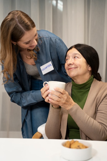 Foto gratuita persone che intraprendono un'azione comunitaria