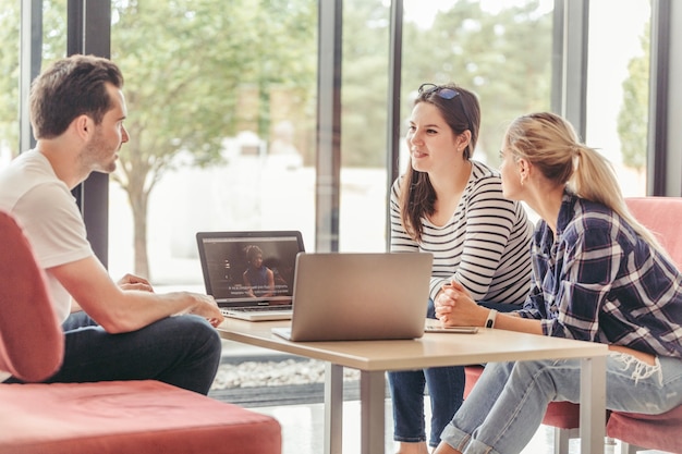 Foto gratuita persone che prendono e collaborano