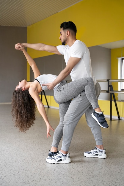 Free photo people taking part of dance therapy class