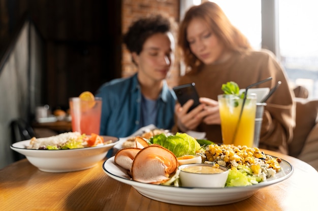 Foto gratuita persone che scattano foto di cibo