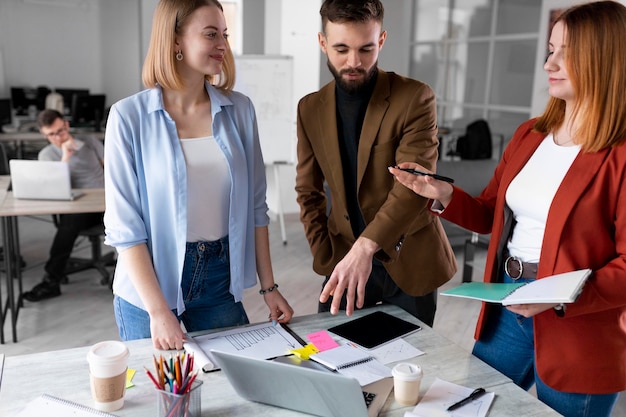 Foto gratuita persone che parlano in una riunione di gruppo al lavoro