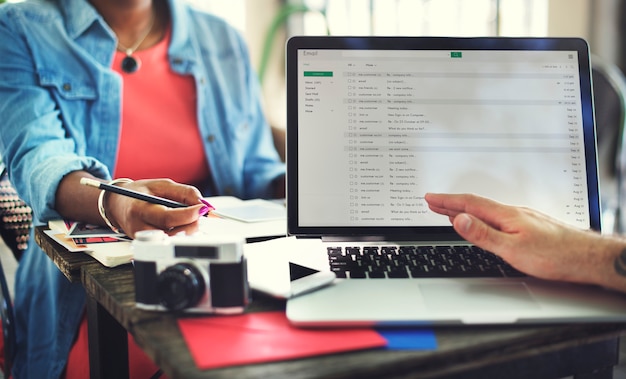 Foto gratuita concetto di lavoro del email di tecnologia del computer portatile di lavoro di squadra della gente