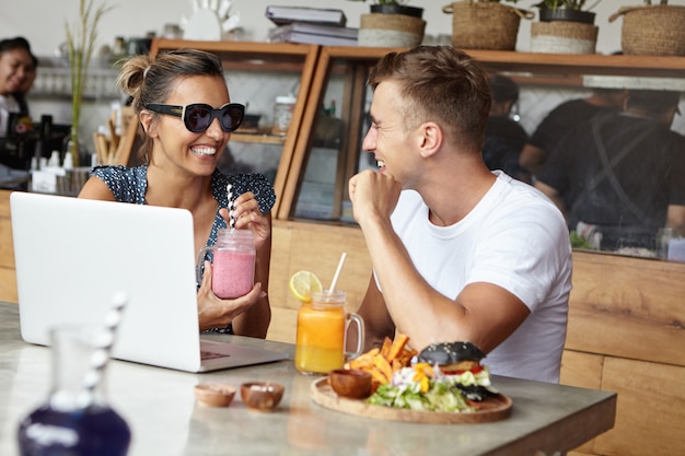 Persone, tecnologia e tempo libero. due amici che hanno una bella conversazione