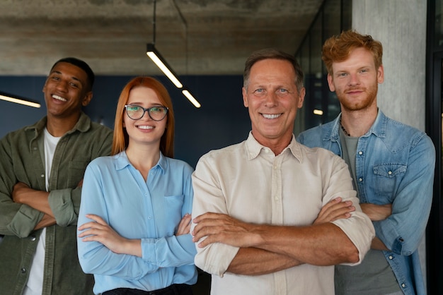 Foto gratuita persone al loro lavoro d'ufficio che mostrano inclusività