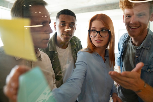 Persone al loro lavoro d'ufficio che mostrano inclusività