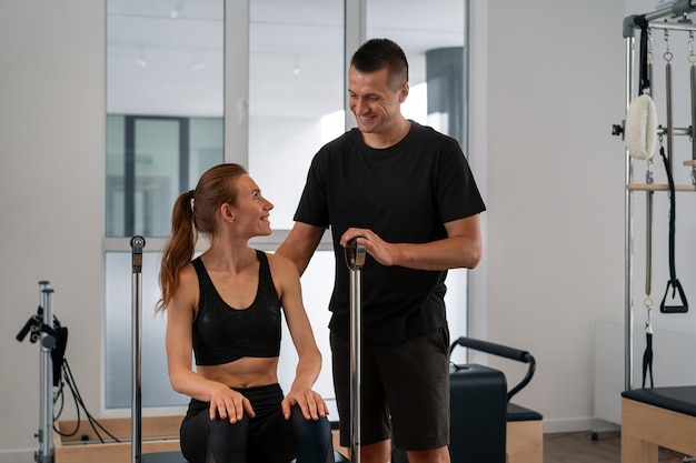 Foto gratuita persone che si allenano in palestra con un allenatore