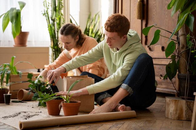 新しい鉢に植物を移植する人々