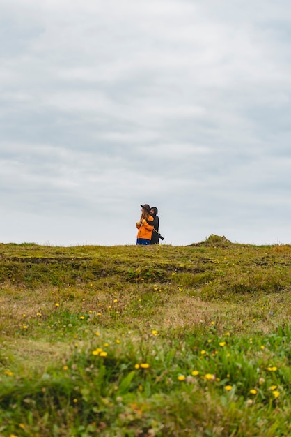 Foto gratuita persone che viaggiano in campagna