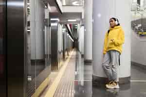 Бесплатное фото Люди едут в метро в зимнее время