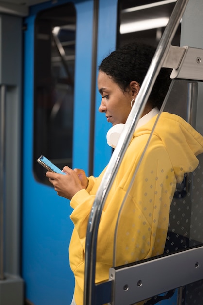Бесплатное фото Люди едут в метро в зимнее время