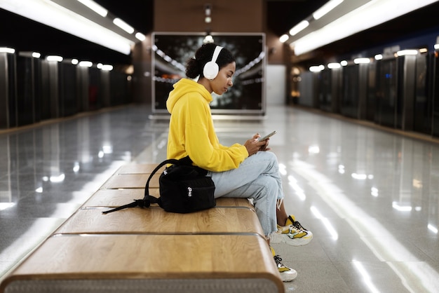 Persone che viaggiano in metropolitana in inverno