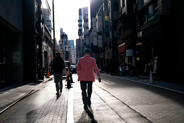 街を旅する人々