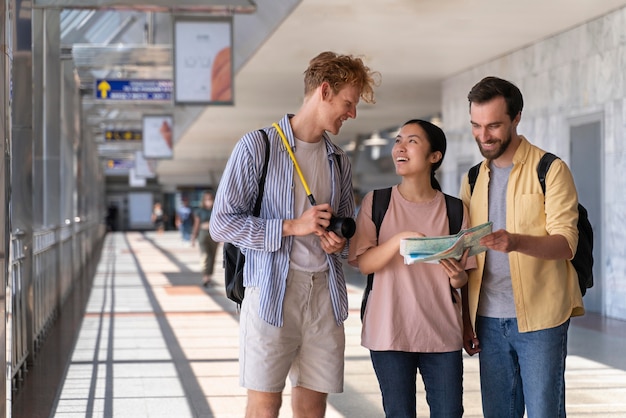 気の毒な心配なしに旅行する人々