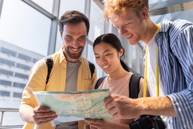 気の毒な心配なしに旅行する人々