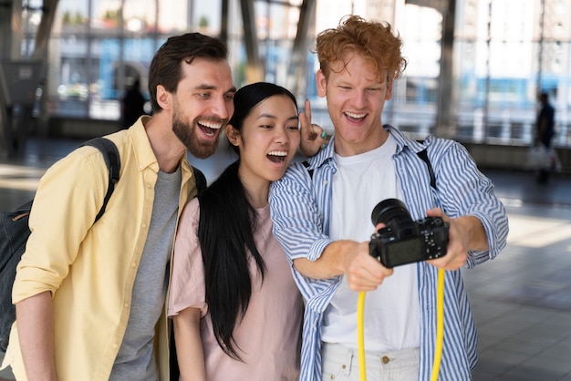 Persone che viaggiano senza preoccupazioni da covid