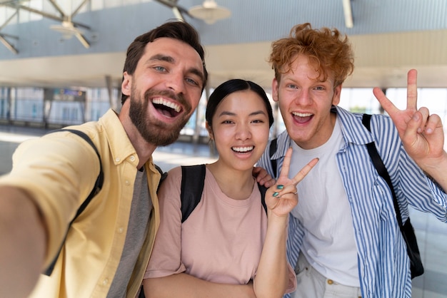 Persone che viaggiano senza preoccupazioni da covid