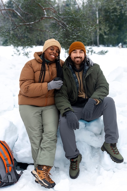 Foto gratuita persone che viaggiano in modo sostenibile