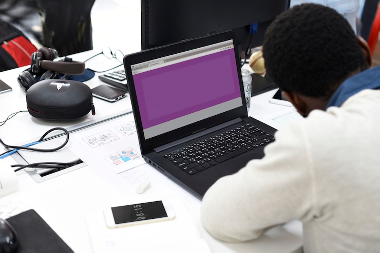 Free Photo people using computer laptop