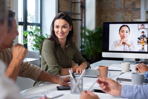 Foto gratuita persone che utilizzano dispositivi digitali durante una riunione