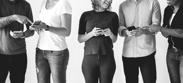 Free Photo people using smartphones