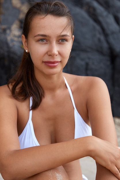 Free photo people, vacation, beauty, lifestyle concept. dreamy young european woman looks pensively into distance