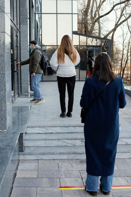 무료 사진 줄을 서서 기다리는 사람들