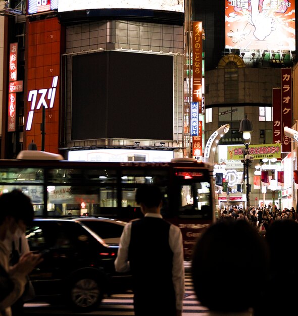 街の通りを渡れるように光が変わるのを待っている人