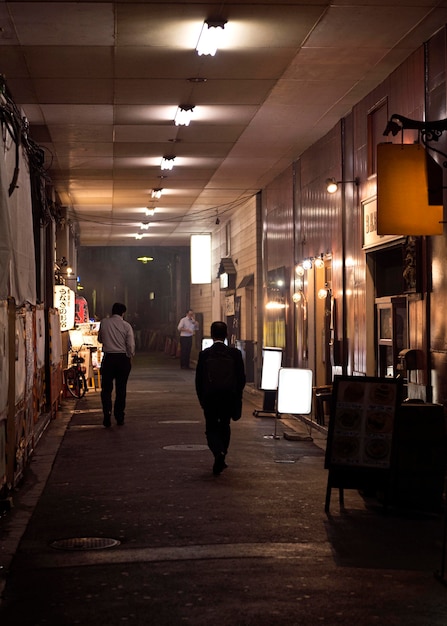 Persone che camminano nella food court giapponese