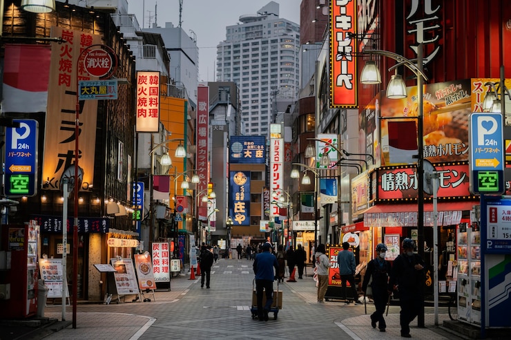 無料Photo 夜に日本の通りを歩く人