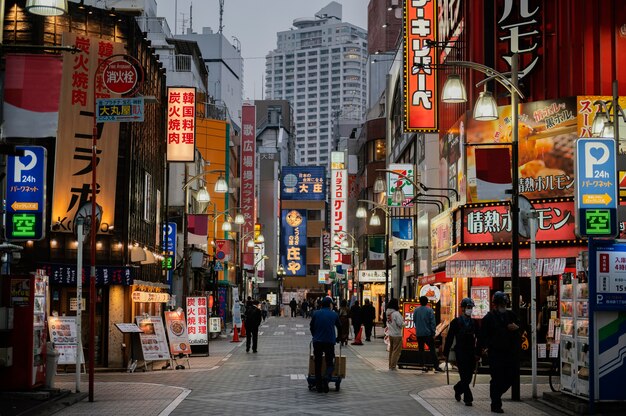 夜に日本の通りを歩く人