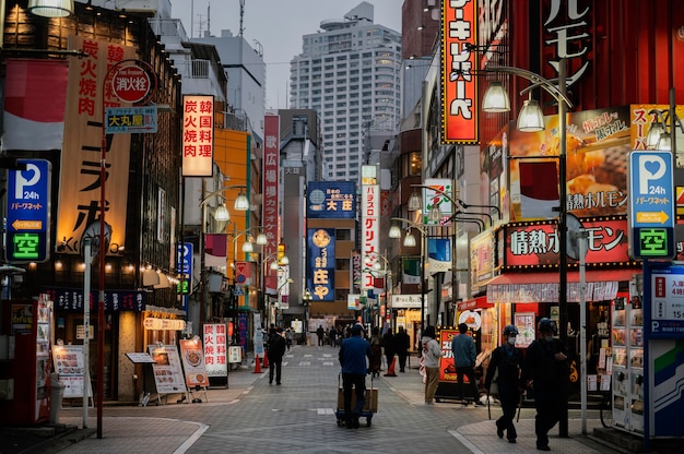 Люди, идущие по улице японии в ночное время