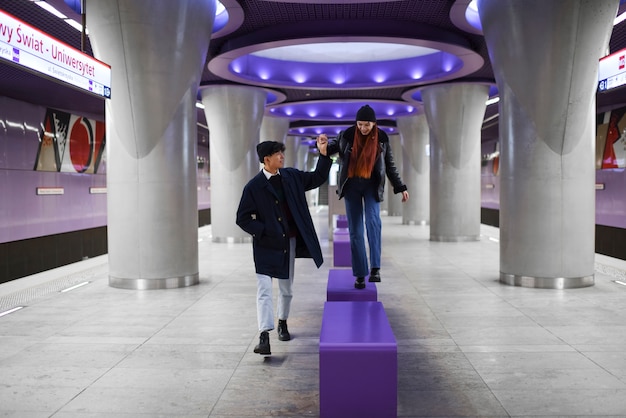 Foto gratuita persone che camminano insieme a tutto campo