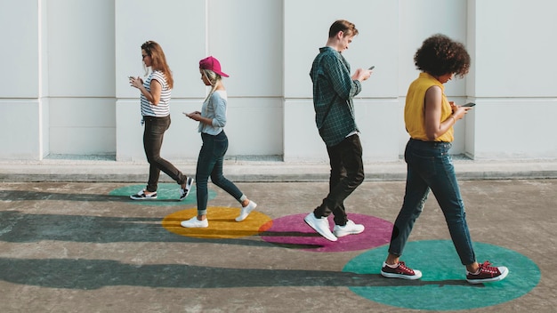 Foto gratuita persone che camminano rispettando il distanziamento sociale in pubblico