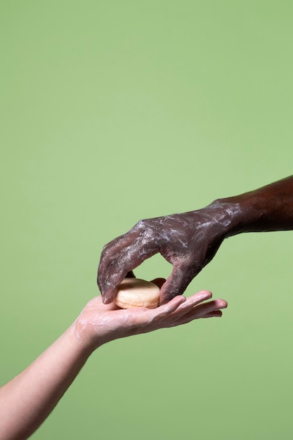 Foto gratuita persone che si lavano le mani da vicino