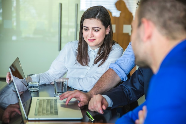 Persone che guardano computer portatile con interesse